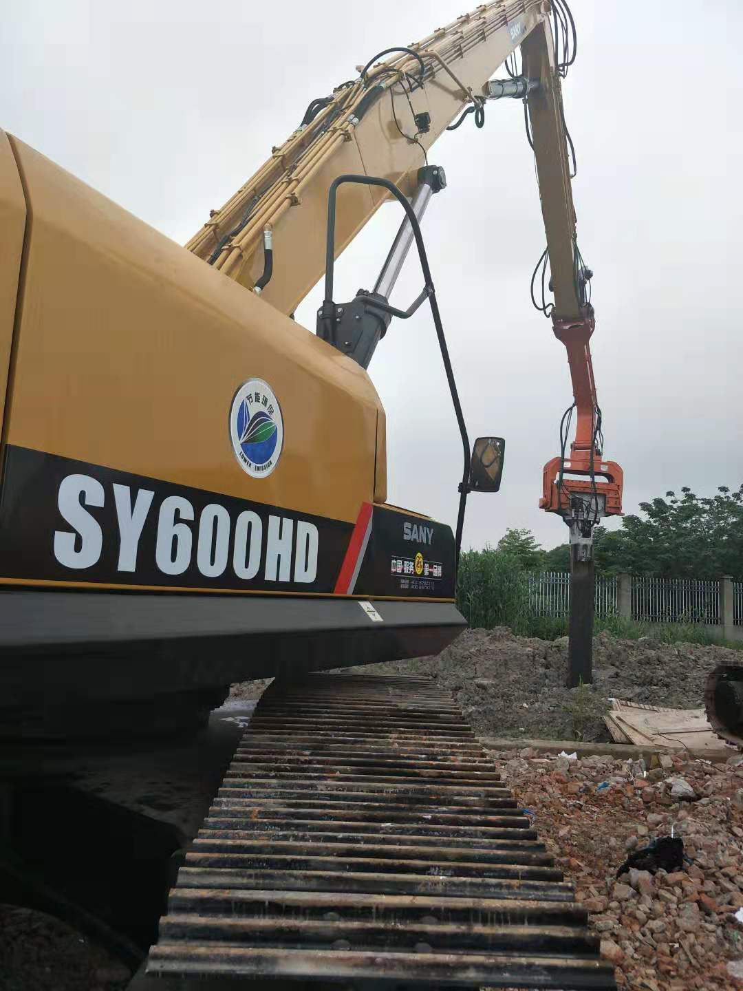 上海三一600巨無霸挖機搭配坤龍K450加強款，打拔18米樁