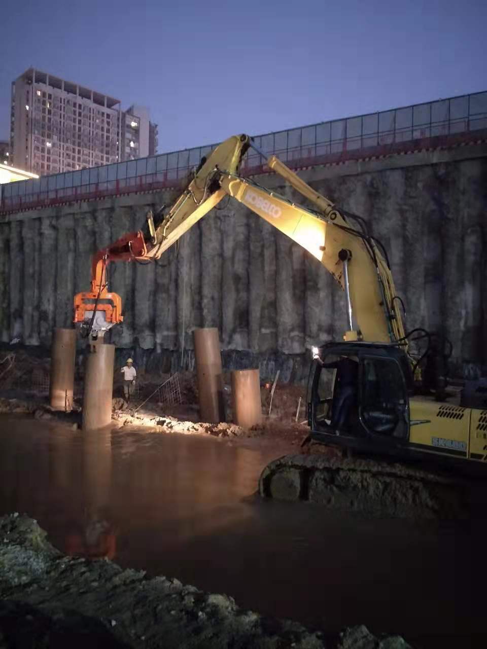 四川成都神鋼480挖機配合旋挖打拔鋼護筒