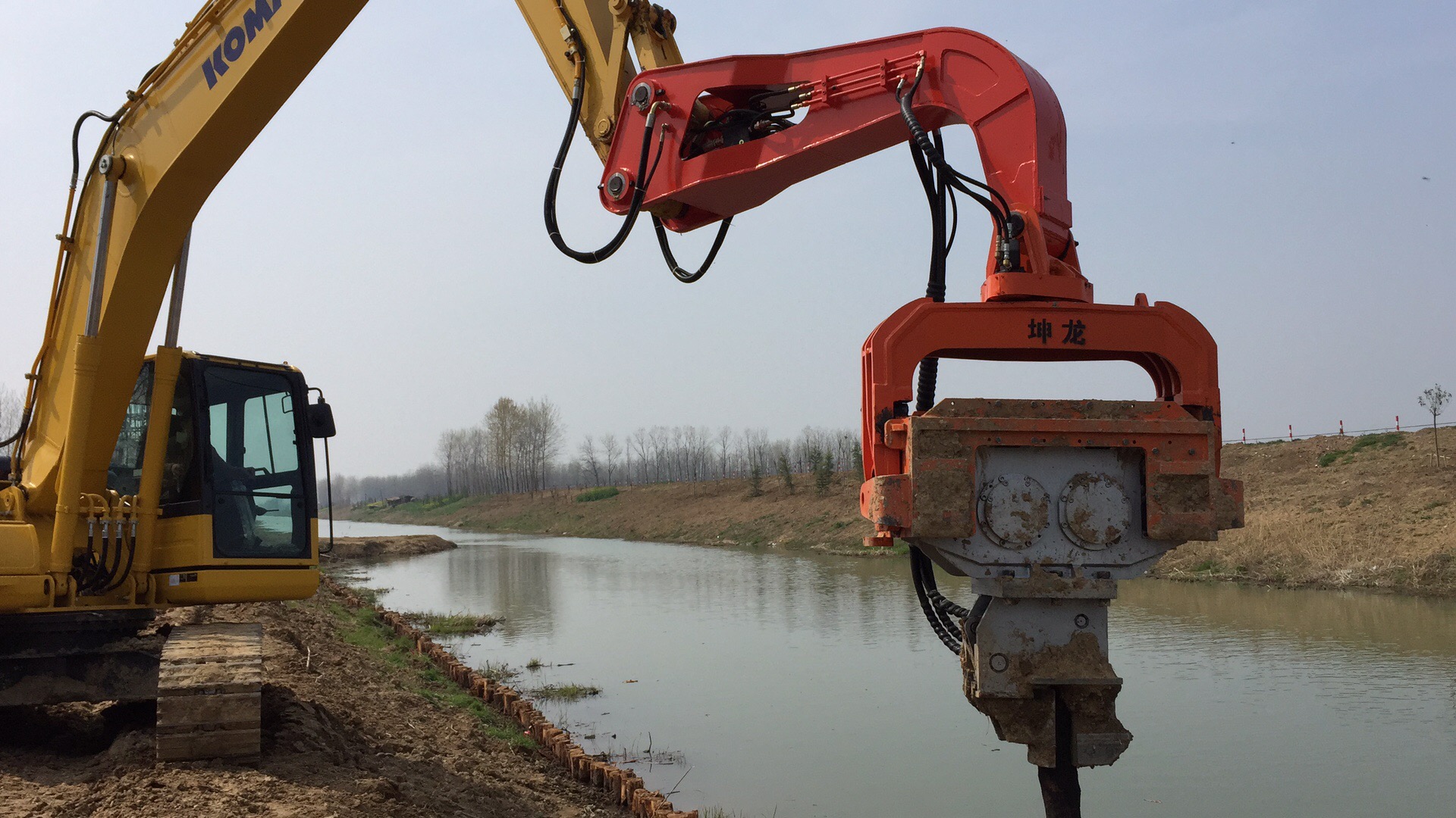 小松200挖掘機打樁機振動錘河道木樁施工